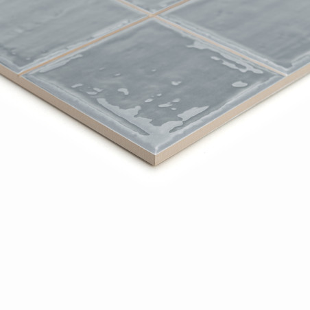 Los azulejos cerámicos grises presentan un acabado brillante y un patrón ligeramente irregular. Los mosaicos están colocados en  Los azulejos cerámicos grises presentan un acabado brillante y un patrón ligeramente irregular. Los mosaicos están colocados en
