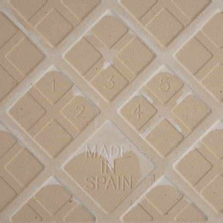Kachel mit erhabenen Zahlen 1–6 in Rautenform. Der Text „MADE IN SPAIN“ ist zentral in das strukturierte Gittermuster eingebette Kachel mit erhabenen Zahlen 1–6 in Rautenform. Der Text „MADE IN SPAIN“ ist zentral in das strukturierte Gittermuster eingebette