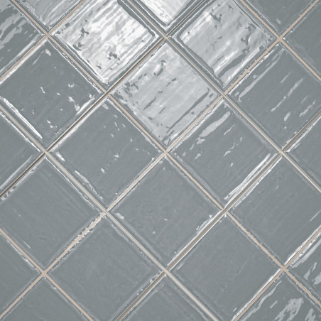 Graue Keramikfliesen, die in einem diagonalen Gittermuster angeordnet sind und Licht reflektieren, sorgen für ein glänzendes, st Graue Keramikfliesen, die in einem diagonalen Gittermuster angeordnet sind und Licht reflektieren, sorgen für ein glänzendes, st