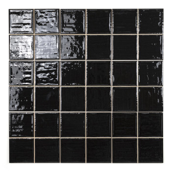 Quatro ladrilhos cerâmicos pretos brilhantes estão dispostos em uma formação quadrada. Cada ladrilho reflete a luz, criando vari