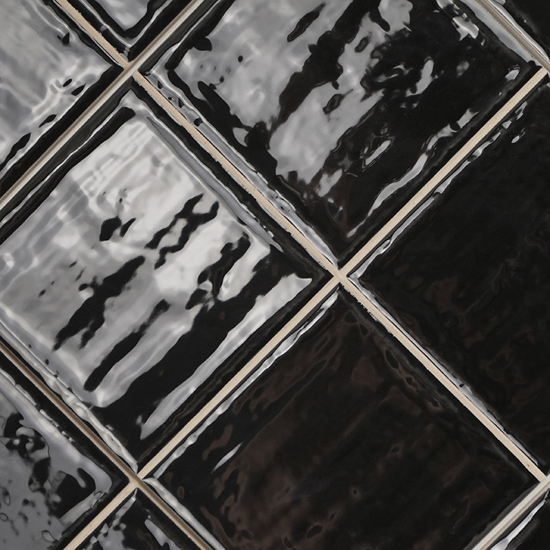 Glänzend schwarze Fliesen reflektieren das Licht und sind diagonal in einem Schachbrettmuster angeordnet, wodurch eine dynamisch