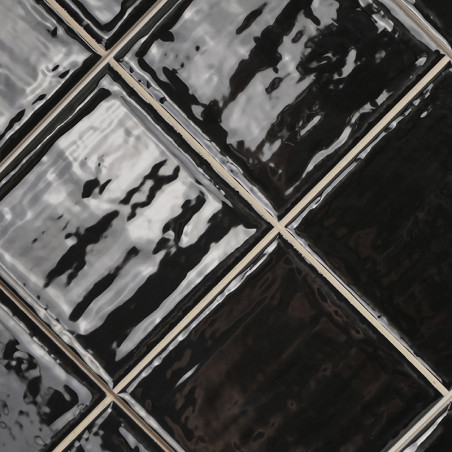 Ladrilhos pretos brilhantes refletem a luz, dispostos diagonalmente em um padrão xadrez, criando uma estética dinâmica e contemp Ladrilhos pretos brilhantes refletem a luz, dispostos diagonalmente em um padrão xadrez, criando uma estética dinâmica e contemp