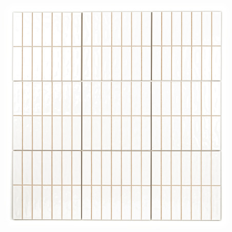 Rechthoekige witte tegels liggen in een rasterpatroon, omzoomd door dunne, beige voegenlijnen. het oppervlak is glad en reflecte