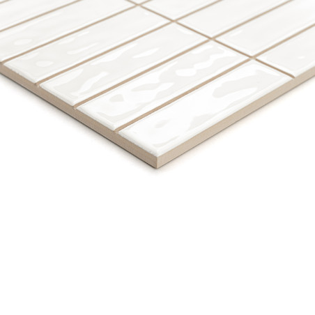 Glanzend witte rechthoekige tegels worden in een verspringend patroon gelegd, waardoor een modern geometrisch ontwerp ontstaat t