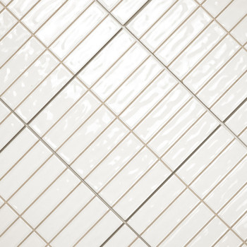 Rechthoekige witte keramische tegels zijn diagonaal gerangschikt en vormen een rasterpatroon. Het glanzende oppervlak wordt afge