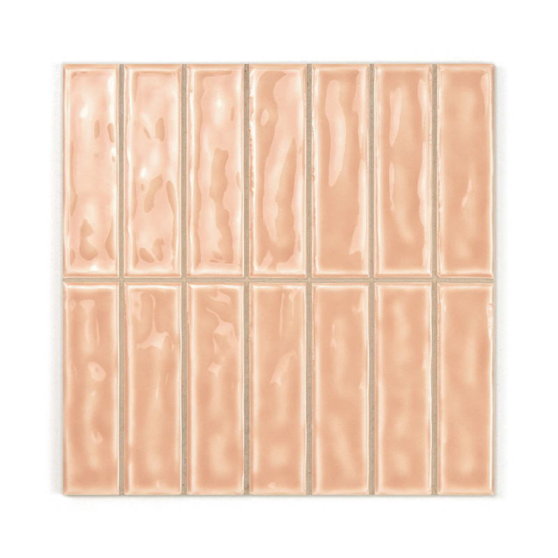 Twaalf glanzende, rechthoekige tegels zijn gerangschikt in een rasterpatroon, elk met een glad, reflecterend perzikkleurig opper