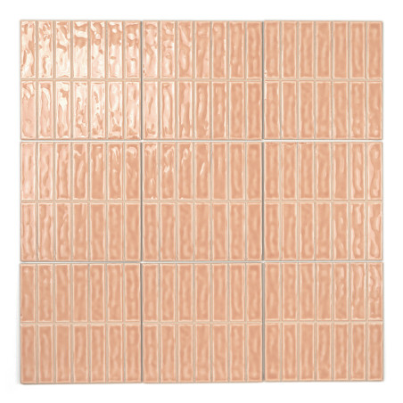 Rechthoekige, glanzende, beige tegels zijn gerangschikt in een rasterpatroon en reflecteren het licht. De tegels creëren een sam