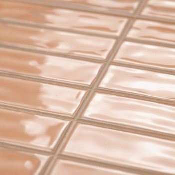 Glanzende, rechthoekige keramische tegels, netjes gerangschikt in een rasterpatroon, reflecterend licht in een uniforme binnenom