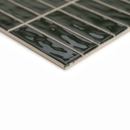 Rechteckige grüne Fliesen sind in sauberen Reihen auf einer glatten, glänzenden Oberfläche angeordnet und reflektieren das Licht