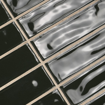 Glanzende zwarte rechthoekige tegels worden in een rasterpatroon gelegd. Ze reflecteren licht en creëren een golvend, spiegelach