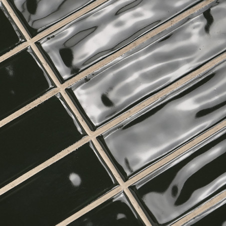 Ladrilhos retangulares pretos brilhantes são colocados em um padrão de grade. Eles refletem a luz, criando um efeito ondulado e 