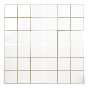 Quatre carreaux de céramique blancs et lisses sont alignés pour former un carré plus grand. De fines lignes de coulis beiges les