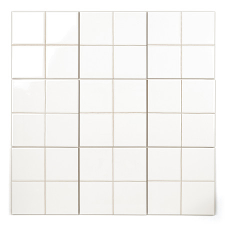 Los azulejos cuadrados blancos están dispuestos en una cuadrícula de 6x6, creando una superficie lisa y uniforme. Líneas finas d