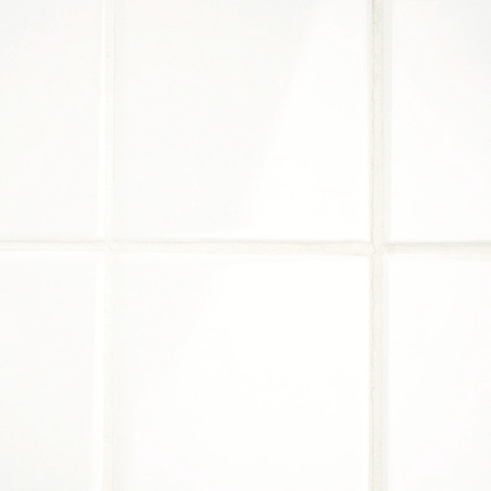 Los azulejos de cerámica blanca están dispuestas en forma de cuadrícula, creando una superficie limpia y lisa, probablemente par