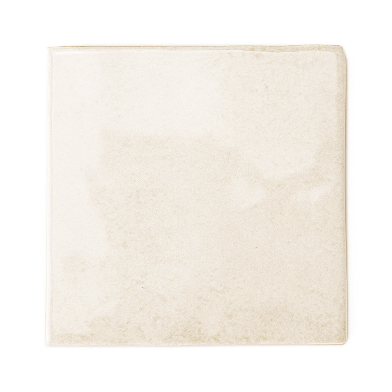 Een gladde, vierkante tegel heeft een zachte ivoorkleurige tint met subtiele marmering, wat een strakke, minimalistische estheti
