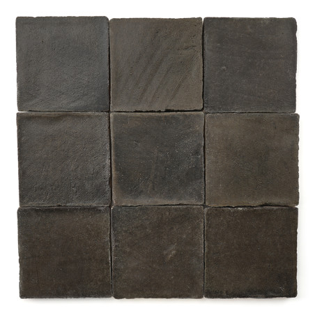 Neuf carreaux carrés en terre cuite foncée disposés selon une grille 3x3. surface texturée, bords légèrement inégaux, sur fond b