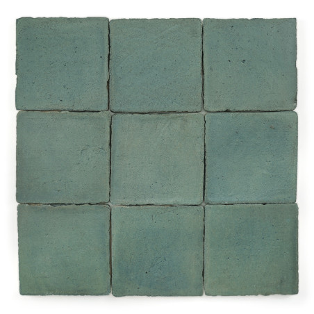 Nueve azulejos cuadrados de terracota de color azul verdoso alineados en un patrón de cuadrícula sobre un fondo blanco.