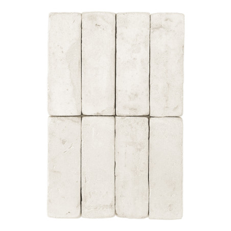 Les carreaux rectangulaires en terre cuite blanche sont disposés en deux rangées verticales, créant un motif texturé sur un fond