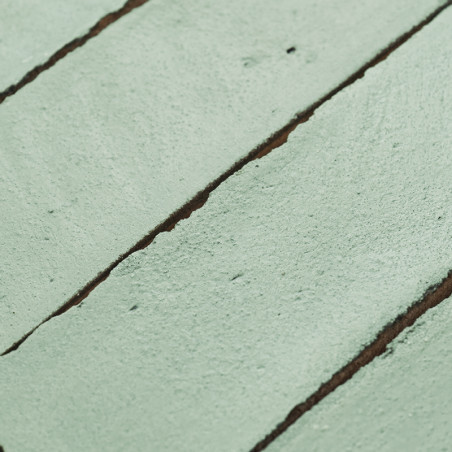 Groene terracottategel met een gestructureerd oppervlak. lijnen creëren een verdeeld patroon, wat buiten- of architectonisch geb