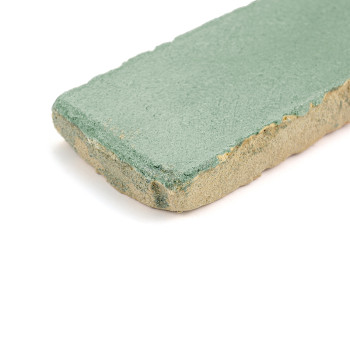 Rechthoekige terracotta tegel met een ruw, groen geglazuurd oppervlak, rustend op een effen witte achtergrond.