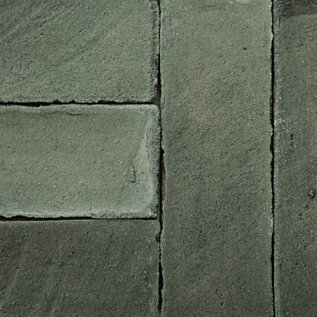 Los azulejos rectangulares de terracota se encuentran planas, alineadas estrechamente en un patrón escalonado, creando una super