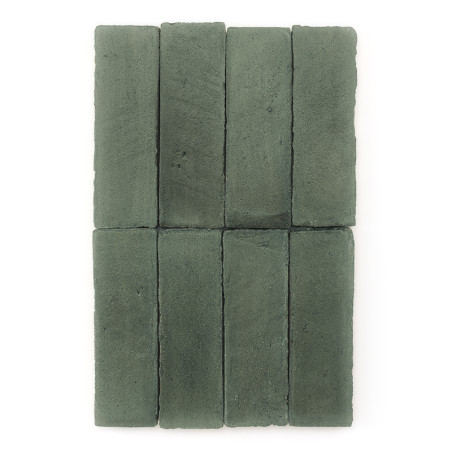 Ocho Azulejos rectangulares de terracota verdes están dispuestas vertical y horizontalmente en dos filas ordenadas, creando un p