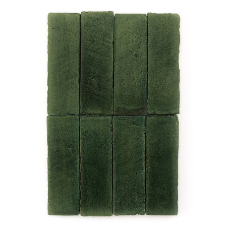 Carreaux rectangulaires en terre cuite verte alignés sur deux rangées, créant un motif de grille sur un fond blanc uni.