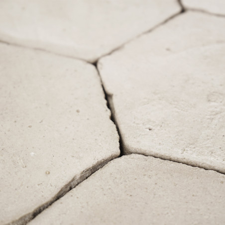 Los azulejos hexagonales de terracota se entrelazan perfectamente, formando una superficie texturizada, colocadas muy juntas en Los azulejos hexagonales de terracota se entrelazan perfectamente, formando una superficie texturizada, colocadas muy juntas en