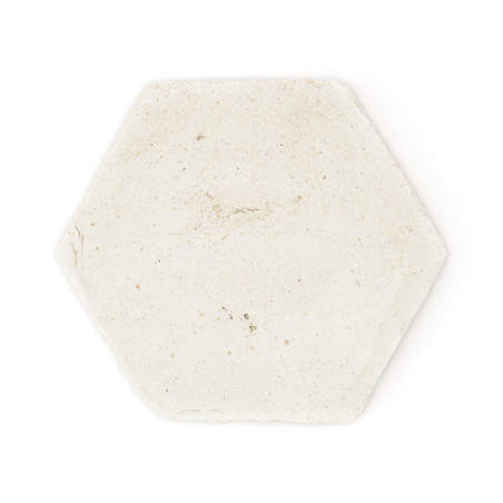 Los azulejos de terracota hexagonales se encuentran planas y muestran una superficie natural, irregular y blanquecina con una te