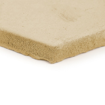 Una baldosa cuadrada de terracota descansa sobre un fondo blanco, mostrando sus bordes texturizados y su superficie lisa.