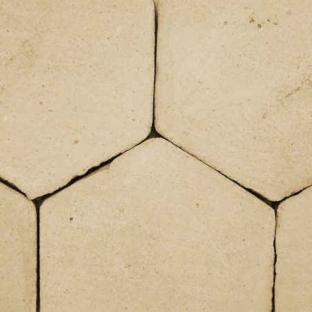 Azulejos de terracota hexagonales conectadas por líneas de lechada, formando un patrón sobre una superficie plana. La textura te