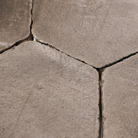 Zeshoekige terracottategels, strak gerangschikt, vormen een gestructureerd, aardetint oppervlak met zichtbare voeglijnen in natu