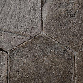 Los azulejos de terracota hexagonales encajan a la perfección, creando un patrón texturizado en un patio rústico al aire libre.