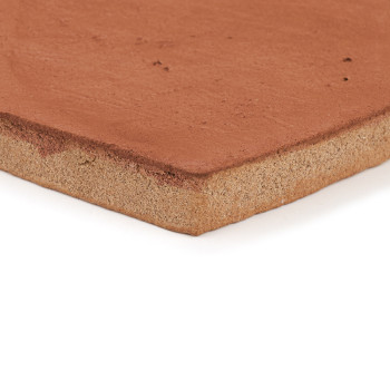 Los azulejos de terracota se encuentran planas con una superficie superior lisa de color marrón rojizo, sobre un fondo blanco.
