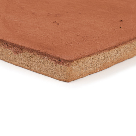 Los azulejos de terracota se encuentran planas con una superficie superior lisa de color marrón rojizo, sobre un fondo blanco.
