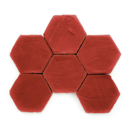 O ladrilho de terracota permanece imóvel, exibindo sua superfície vermelha rústica de textura áspera, contra um fundo liso.
