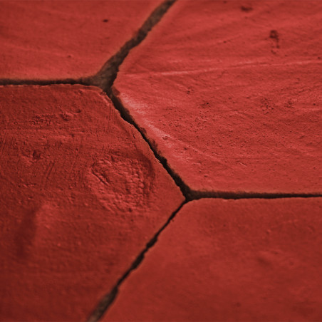Ladrilhos hexagonais de terracota dispostos em várias cores, dispostos em padrão de grade. Texto: `CORES.`