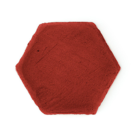 Seis ladrilhos de terracota hexagonais vermelhos estão dispostos em um padrão de favo de mel contra um fundo branco liso.