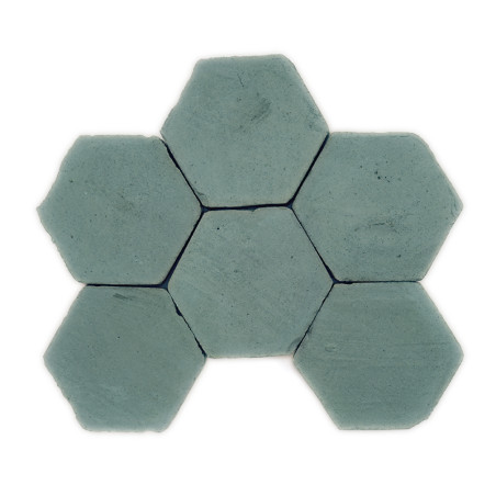 Los azulejos de terracota hexagonales están dispuestas en forma de panal, encajando estrechamente, formando un diseño geométrico