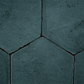 Los azulejos de terracota hexagonales, bien alineadas, forman una superficie estampada continua con costuras visibles y ligeras 