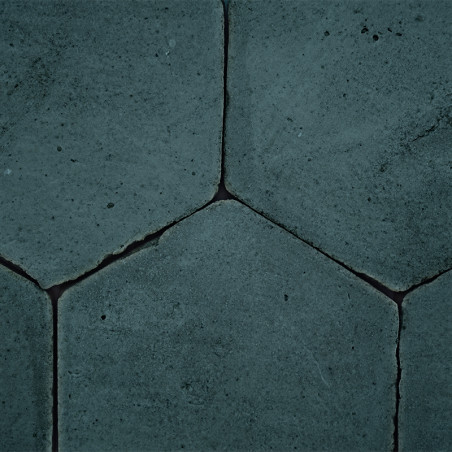 Zeshoekige terracottategels, strak uitgelijnd, vormen een doorlopend patroonoppervlak met zichtbare naden en lichte onvolkomenhe