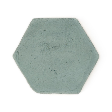 Los azulejos de terracota hexagonales se encuentran planas y muestran una superficie texturizada de color gris verdoso pálido en