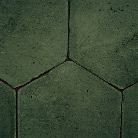 Los azulejos de terracota hexagonales verdes están dispuestas muy juntas, formando una superficie texturizada sin costuras.