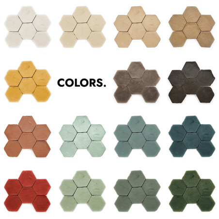 Los azulejos de terracota hexagonales, dispuestos en grupos, muestran varios colores sobre un fondo blanco. Texto: `COLORES`.
