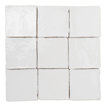 Los azulejos de terracota de color blanco brillante se encuentran quietos sobre un fondo liso y neutro.