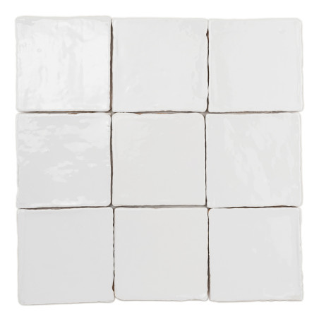 Neuf carreaux carrés en terre cuite sont disposés selon une grille de trois par trois, chacun présentant une surface blanche bri