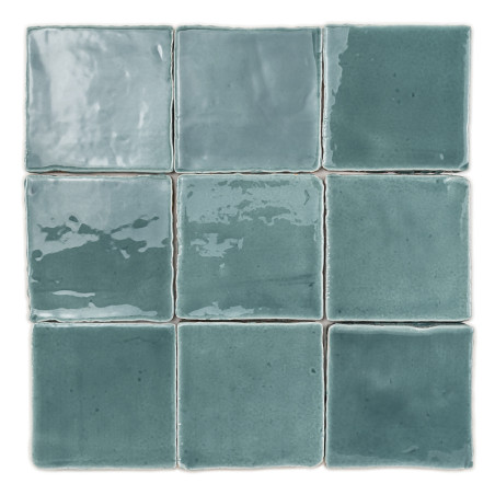 Nueve azulejos cuadrados de terracota brillantes están dispuestos en una cuadrícula de tres por tres, mostrando un color verde a