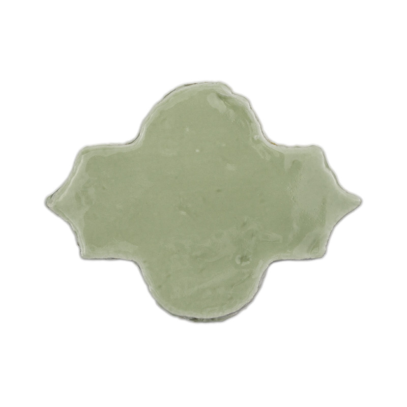 Ladrilhos de terracota verde formam um padrão repetitivo entrelaçado, criando um layout decorativo em um fundo branco liso.