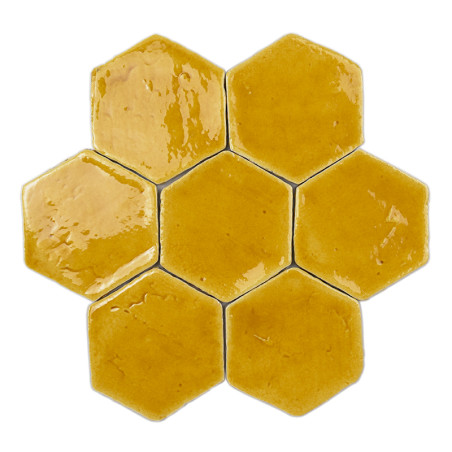 Azulejos de terracota hexagonales, esmaltadas y brillantes, dispuestas en forma de panal sobre un fondo blanco liso.
