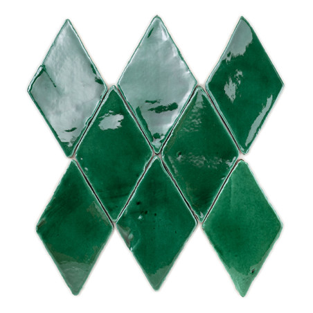 Grüne, glänzende Terrakottafliesen sind in einem Rautenmuster angeordnet, wodurch ein symmetrisches und reflektierendes geometri